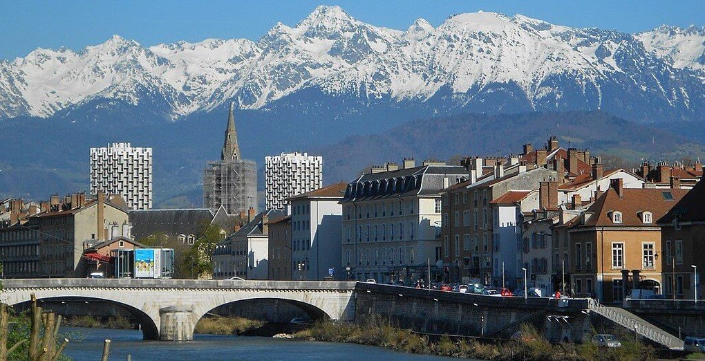 Vue de Grenoble avec les montagnes enneigées au second plan