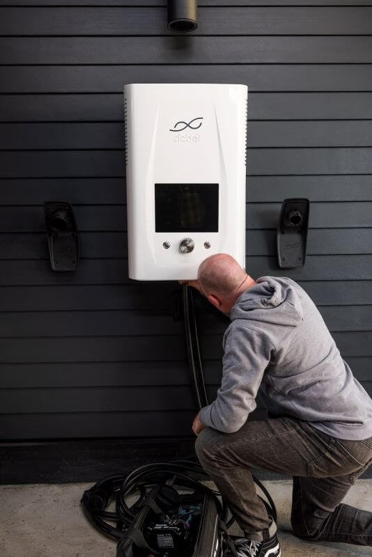 électricien installant une borne de recharge pour véhicule électrique