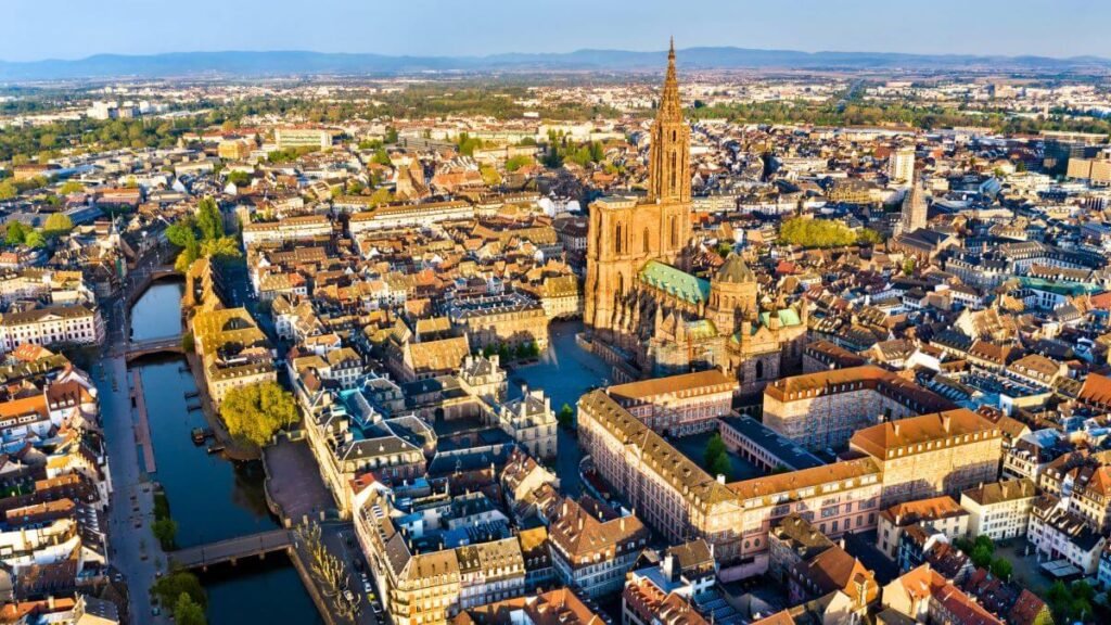 Photo aérienne avec vue de la cathédrale de Strasbourg
