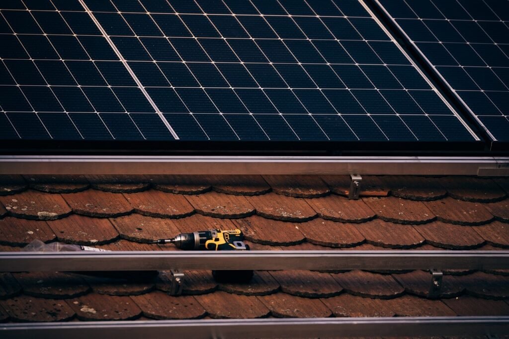 Installation photovoltaïque en toiture en cours de pose